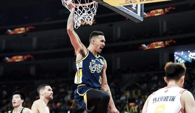 星空体育在线登录-生涯之夜！奎因12中10轰30分成客场消声器，一人得分超辽宁三外援