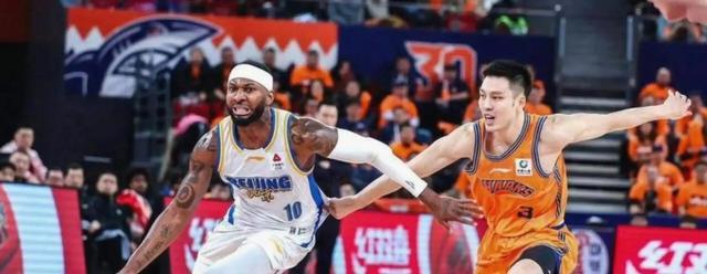 京粤大战北京8分胜！周琦篮下统治力拉满！内线对决成胜负关键