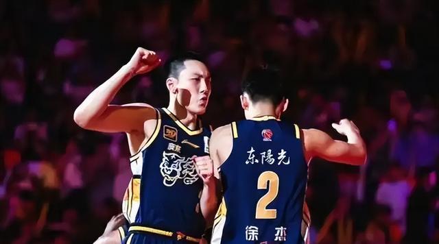 京粤大战北京8分胜！周琦篮下统治力拉满！内线对决成胜负关键