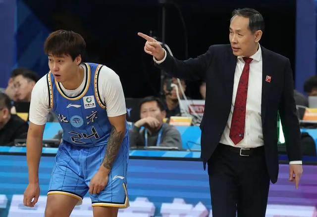 京粤大战北京8分胜！周琦篮下统治力拉满！内线对决成胜负关键
