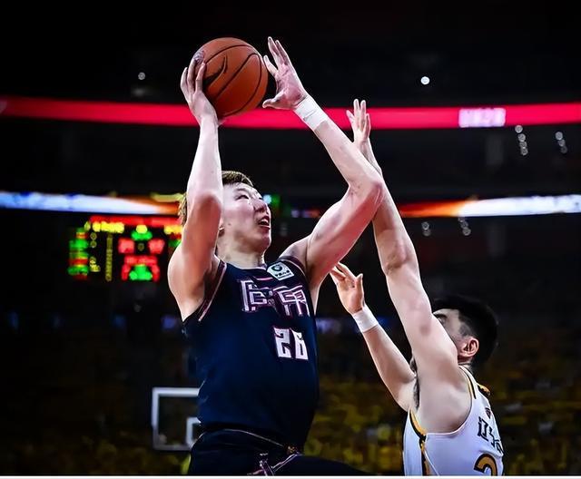 京粤大战北京8分胜！周琦篮下统治力拉满！内线对决成胜负关键