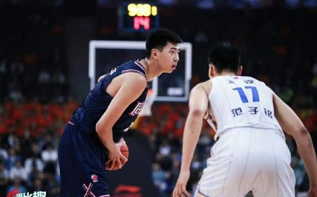京粤大战北京8分胜！周琦篮下统治力拉满！内线对决成胜负关键