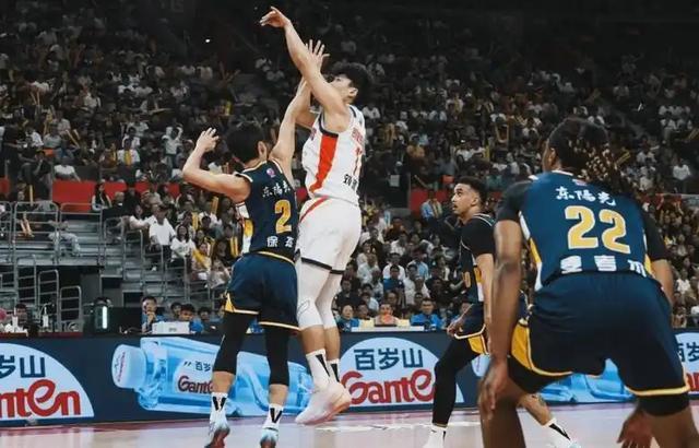 京粤大战北京8分胜！周琦篮下统治力拉满！内线对决成胜负关键