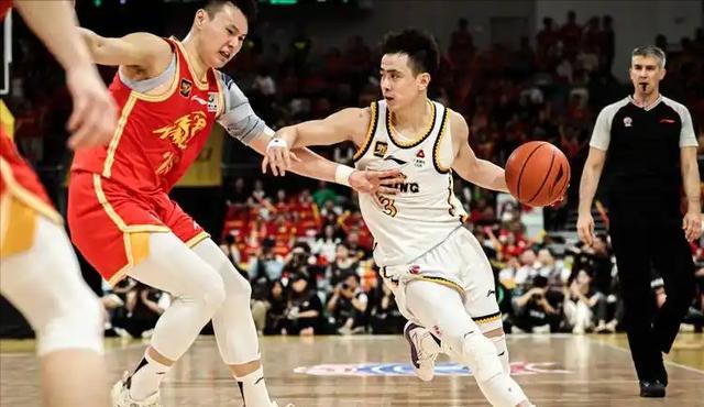 京粤大战北京8分胜！周琦篮下统治力拉满！内线对决成胜负关键